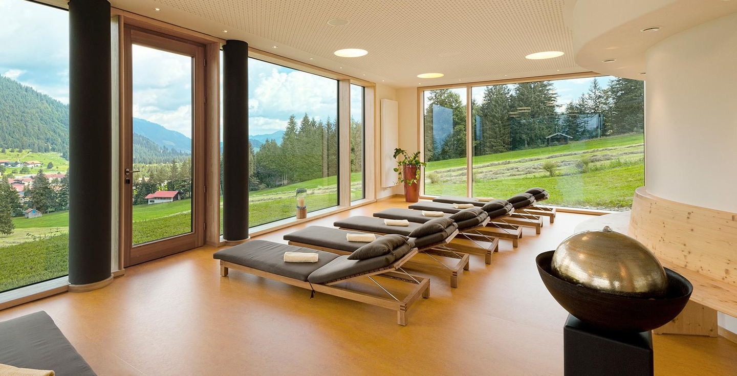 Wellnessbereich Vitalenergie mit Bergblick im Mattlihüs